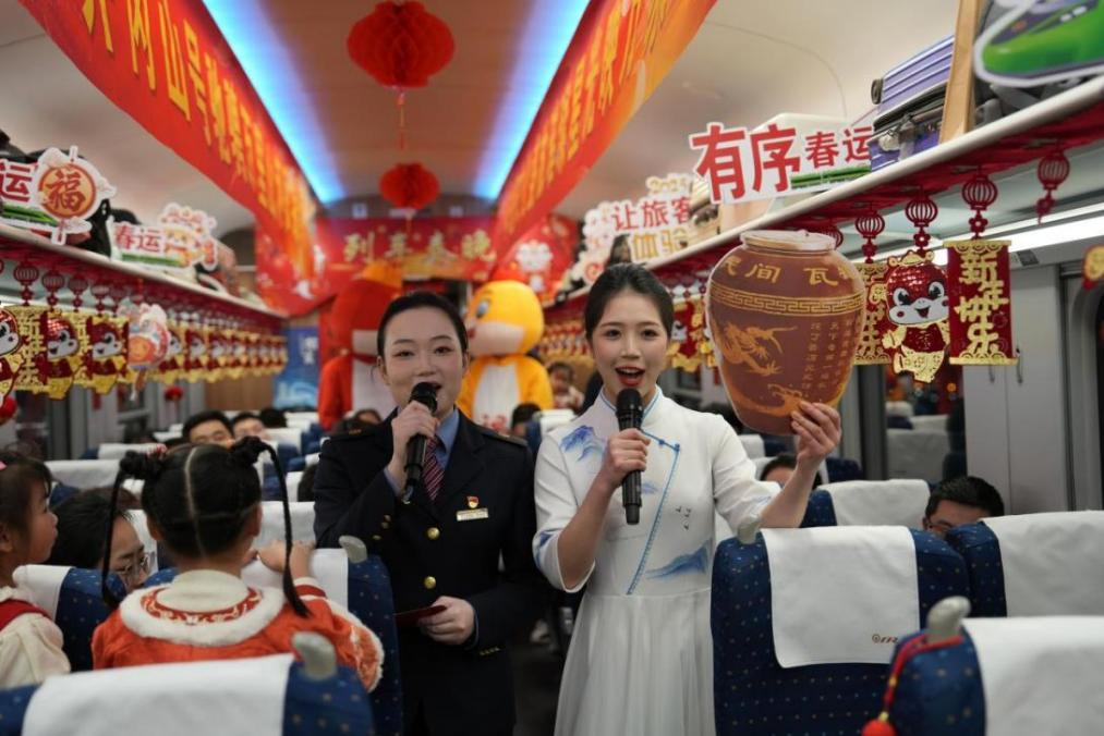 列車乘務(wù)員向旅客介紹江西美食——瓦罐湯。人民網(wǎng) 歐陽易佳攝