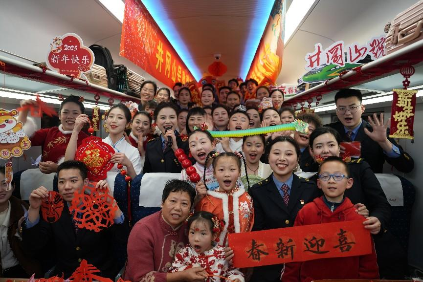 全體演職人員與旅客大合影。人民網(wǎng) 歐陽易佳攝