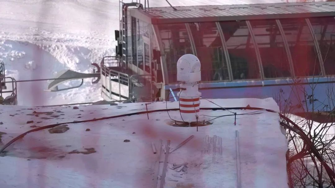 設(shè)在坡面障礙技巧和大跳臺雪道旁的激光測風雷達。氣象部門供圖