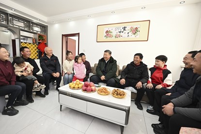1月22日至24日，中共中央總書記、國(guó)家主席、中央軍委主席習(xí)近平冒著嚴(yán)寒來到遼寧，看望慰問基層干部群眾。這是22日下午，習(xí)近平在葫蘆島市綏中縣明水滿族鄉(xiāng)祝家溝村考察時(shí)，同村民王寶維一家圍坐一起拉家常。新華社記者 謝環(huán)馳 攝