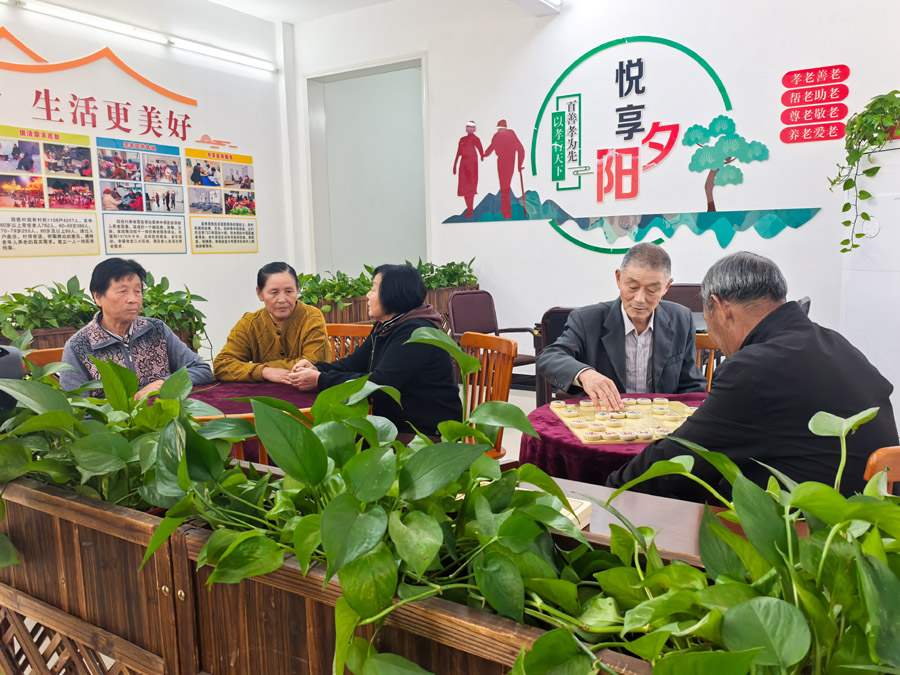 圖為湖北省咸寧市嘉魚縣潘家灣鎮(zhèn)四邑村養(yǎng)老服務驛站一角（2024年11月5日攝）。新華社記者 肖藝九 攝