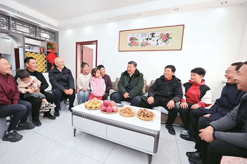 2025年1月22日至24日，中共中央總書記、國家主席、中央軍委主席習(xí)近平冒著嚴寒來到遼寧，看望慰問基層干部群眾。這是22日下午，習(xí)近平在葫蘆島市綏中縣明水滿族鄉(xiāng)祝家溝村考察時，同村民王寶維一家圍坐一起拉家常。 新華社記者 謝環(huán)馳/攝