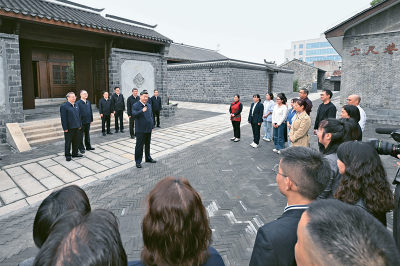 2024年10月17日至18日，中共中央總書記、國家主席、中央軍委主席習(xí)近平在安徽考察。這是17日下午，習(xí)近平在安慶桐城市六尺巷考察時，同當(dāng)?shù)鼐用窈陀慰陀H切交流。 新華社記者 申宏/攝