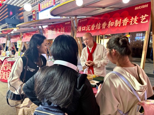 魏希望在非遺集市上介紹沉香。人民網(wǎng) 陳葉欣攝