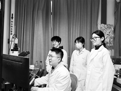 西安交通大學(xué)教授王昌河團(tuán)隊(duì)在進(jìn)行多巴胺分泌電化學(xué)檢測(cè)。受訪者供圖