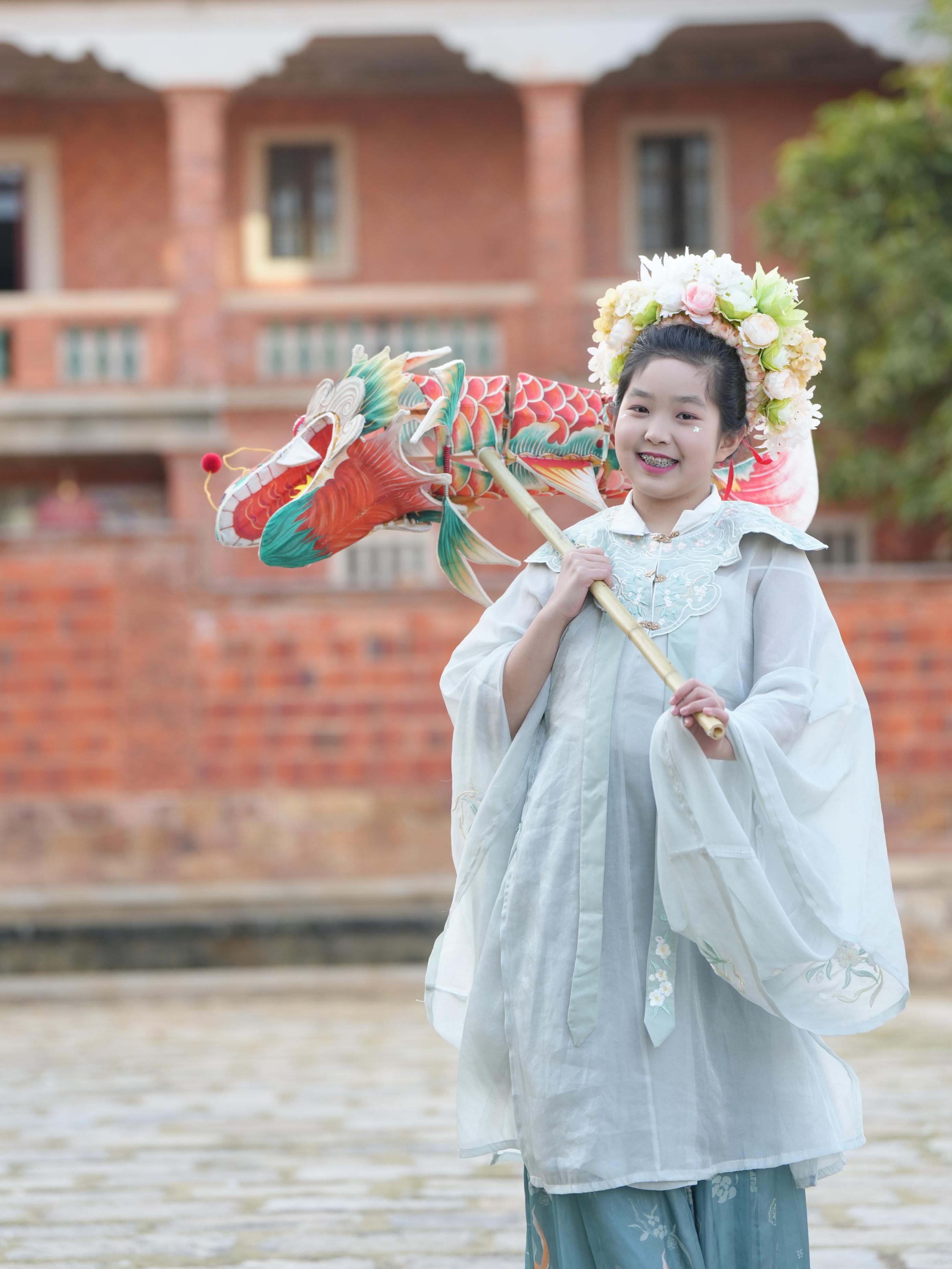 在泉州，沈女士為女兒拍下頭戴簪花的照片。受訪者供圖