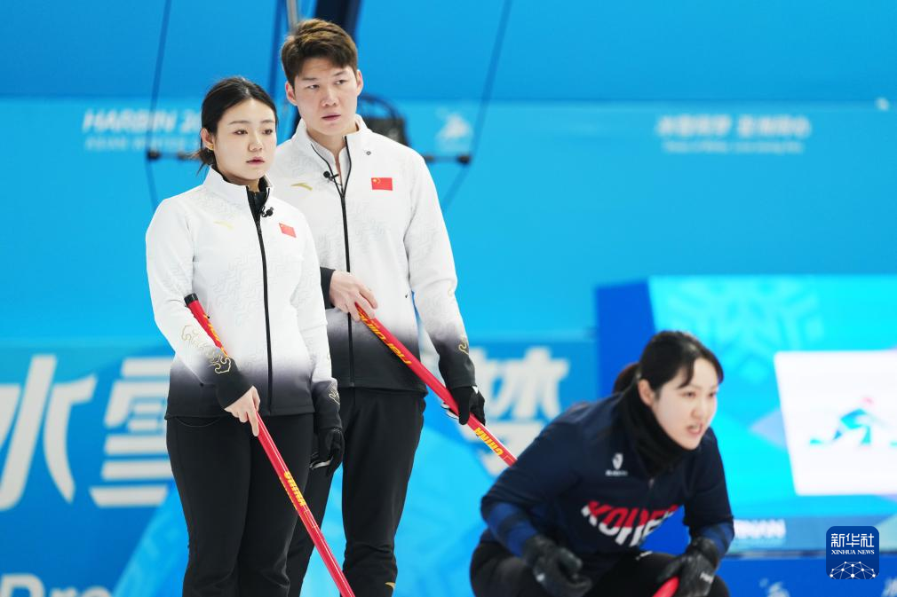 2月6日，中國(guó)隊(duì)選手王智宇（中）、韓雨（左）在比賽中。新華社記者 王松 攝