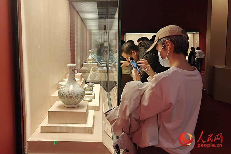 觀眾正在中國國家博物館參觀展覽。人民網(wǎng)記者 韋衍行攝