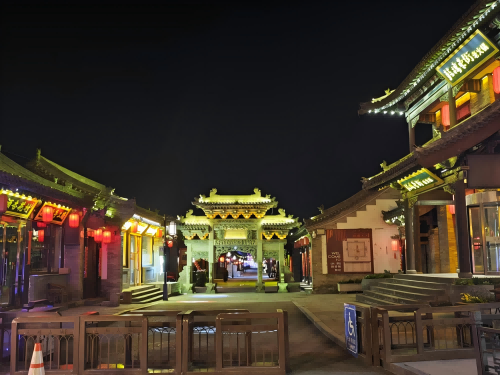 道歉公告發(fā)布后，凌晨5時的古城。人民網(wǎng)記者 黃鈺攝