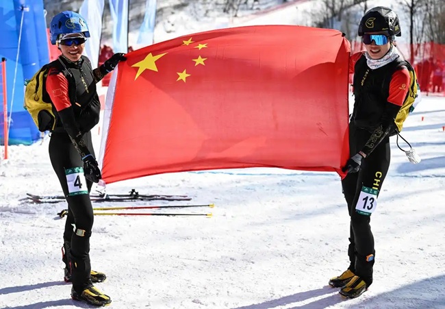 2月9日，中國隊選手次旦玉珍（左）與隊友于婧萱慶祝勝利。新華社記者 謝劍飛攝