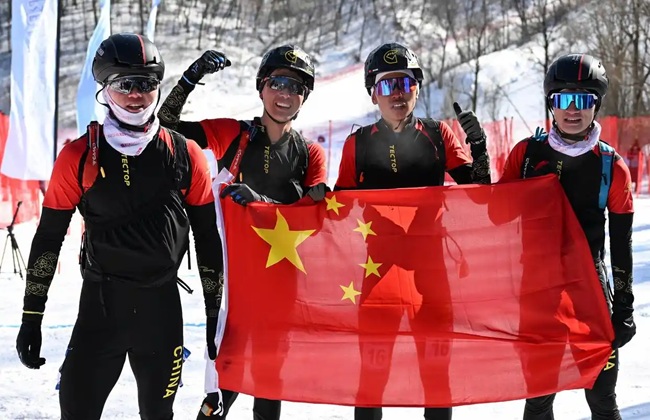 2月9日，包攬滑雪登山男子短距離前四名的中國隊選手賽后慶祝。新華社記者 謝劍飛攝