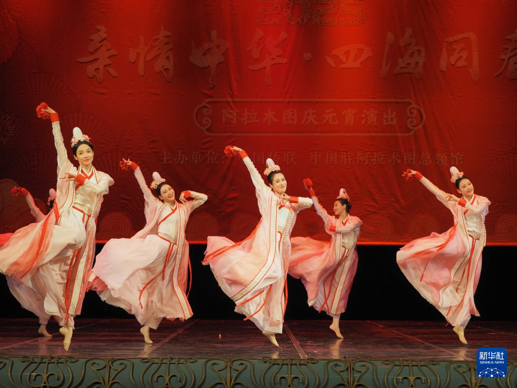 2月11日，在哈薩克斯坦阿拉木圖的阿拜國(guó)家歌劇和芭蕾舞劇院，中國(guó)演員表演舞蹈《元日霓裳》。新華社記者 趙宇 攝