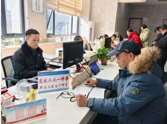 市民在 “高效辦成一件事” 窗口辦理業(yè)務(wù)。彭雪松攝