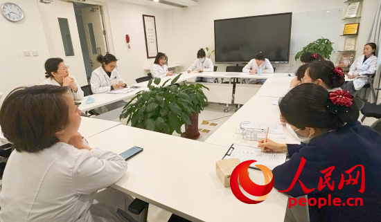 交班會(huì)上，海淀醫(yī)院安寧療護(hù)團(tuán)隊(duì)討論患者和家屬需求。人民網(wǎng)記者 金慧慧攝