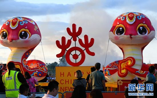 圖為游客在2025年奧克蘭元宵燈節(jié)游覽。（圖片由奧克蘭中國(guó)文化中心提供）