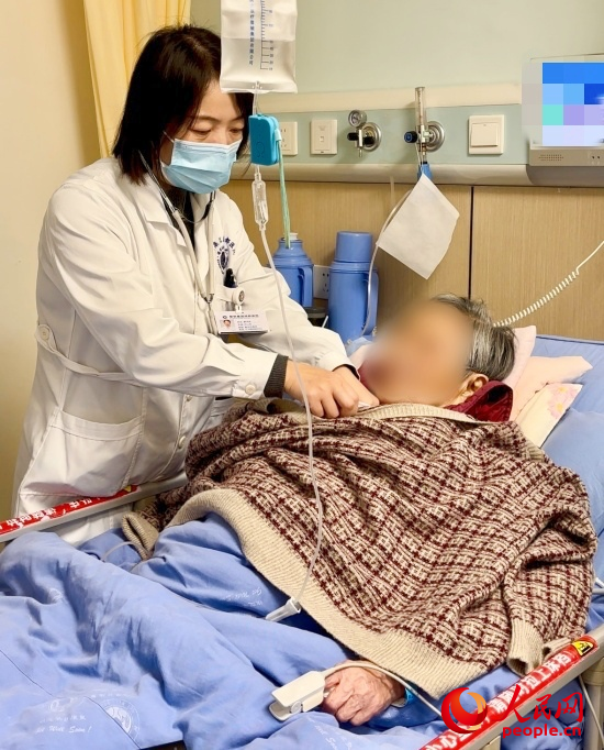 廖澤燕為張婆婆聽診。人民網(wǎng)記者 金慧慧攝