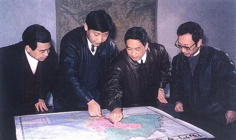 1991年12月，習(xí)近平與同事討論福州市戰(zhàn)略規(guī)劃設(shè)想。（圖源：《習(xí)近平在福州》）