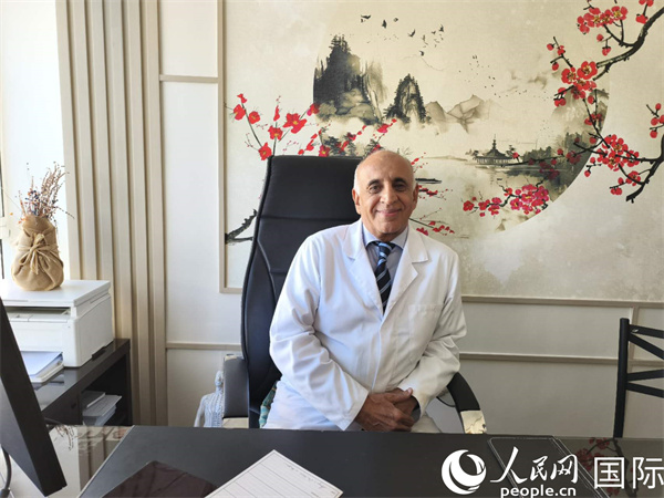 哈利勒在他的辦公室。人民網(wǎng)記者 黃培昭攝