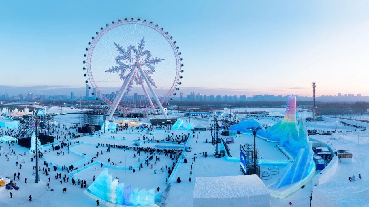 △哈爾濱冰雪大世界吸引游客前來(lái)打卡。