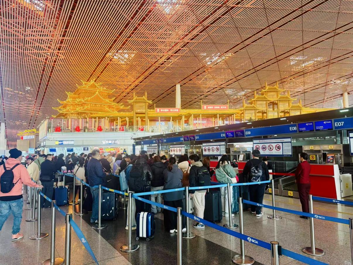 旅客在首都機場值機柜臺辦理乘機手續(xù)。人民網(wǎng)記者 喬雪峰攝