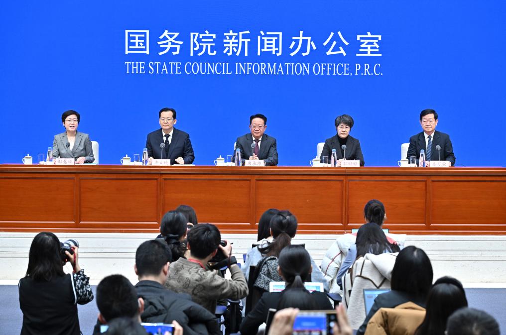 2月28日，國務院新聞辦公室在北京舉行國務院政策例行吹風會，民政部副部長唐承沛、財政部副部長郭婷婷、自然資源部副部長許大純、住房城鄉(xiāng)建設部副部長姜萬榮和國務院新聞辦公室新聞發(fā)言人介紹2024年國務院部門辦理全國人大代表建議和全國政協提案工作有關情況，并答記者問。新華社記者 李鑫 攝
