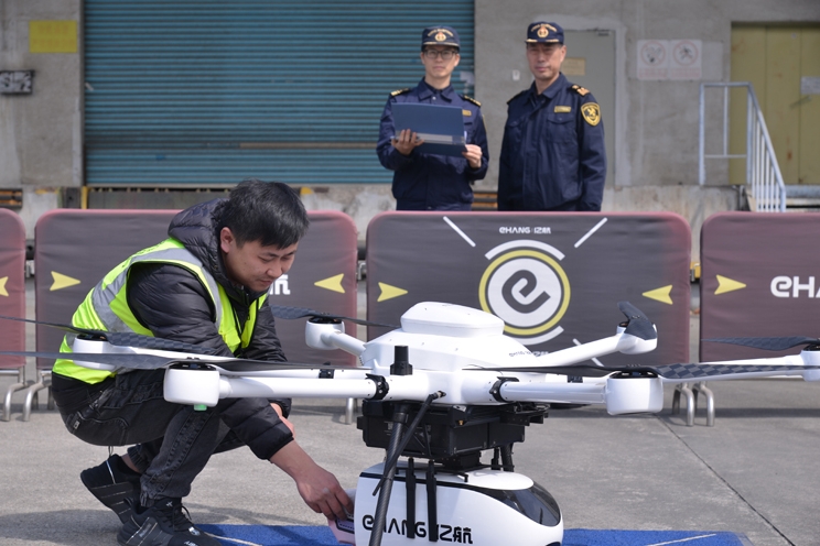 海關(guān)關(guān)員監(jiān)管跨境電商無人機配送包裹。陳志軍攝