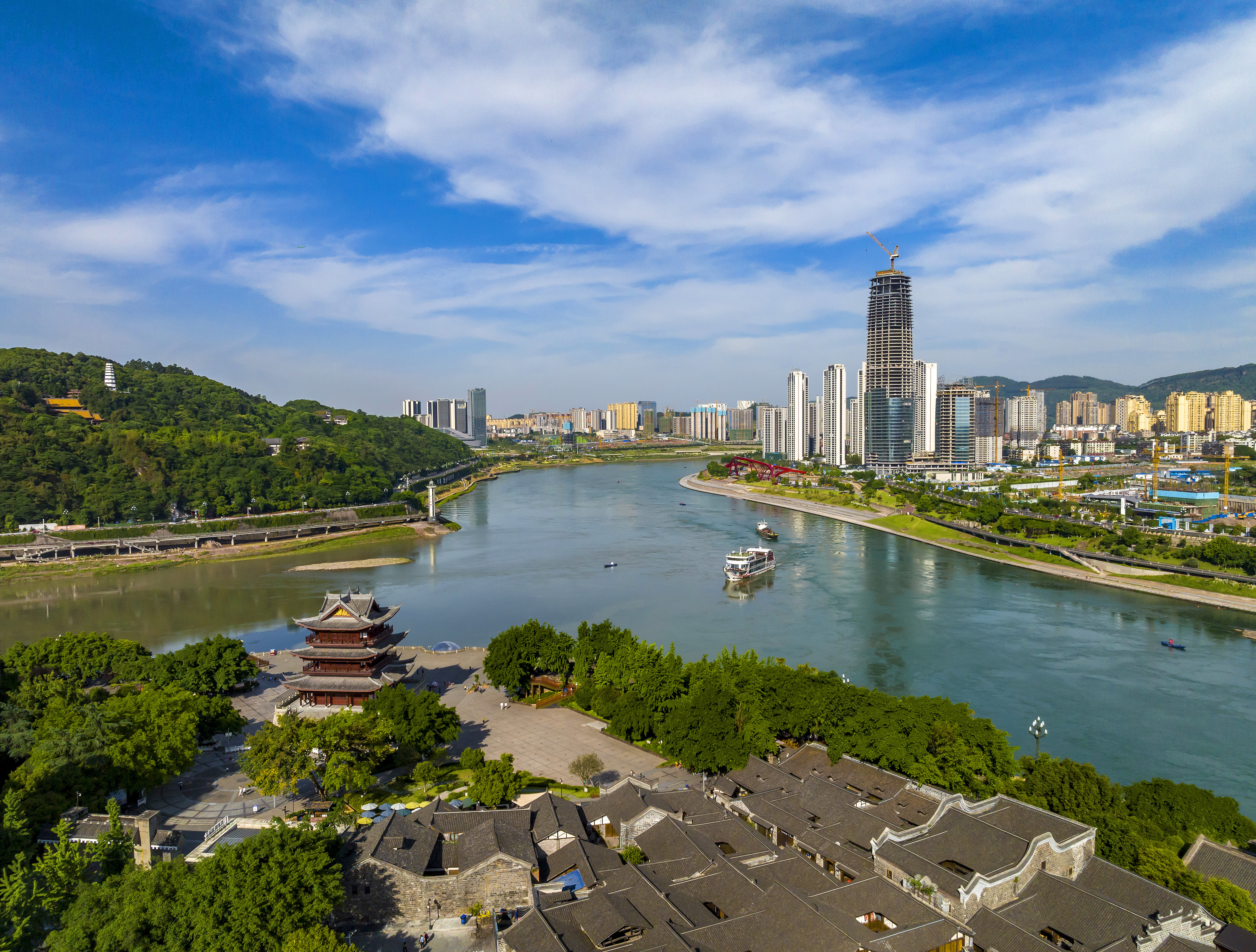 “長(zhǎng)江首城”四川宜賓，經(jīng)過長(zhǎng)江生態(tài)綜合治理后的三江交匯處風(fēng)光。