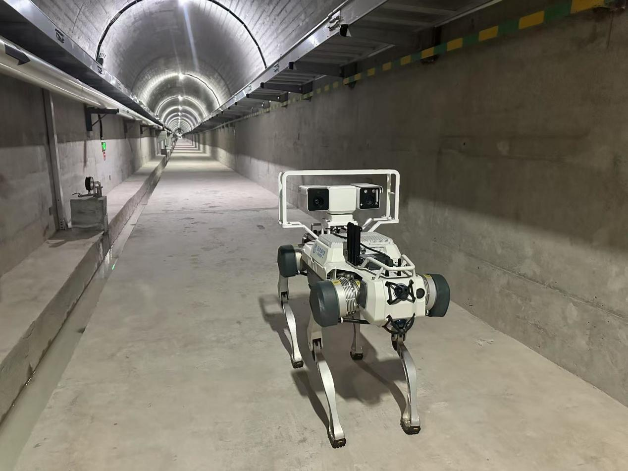 機器人正在對大壩廊道進行巡檢，重點監(jiān)測裂縫，滲水點，積水等。水利部供圖