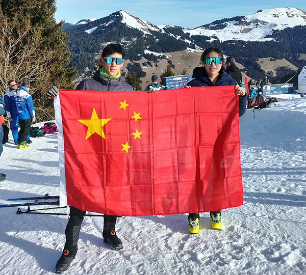 U18垂直競(jìng)速男子冠軍貢松郎（左）加和女子冠軍普姆阿尼賽后舉國(guó)旗慶祝。中國(guó)滑雪登山隊(duì)供圖