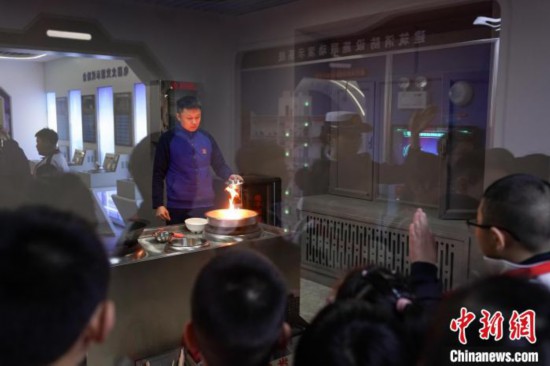 圖為學生們參觀道里區(qū)消防救援大隊消防科普體驗館內(nèi)火場真實體驗演示區(qū)。中新社記者 趙宇航 攝