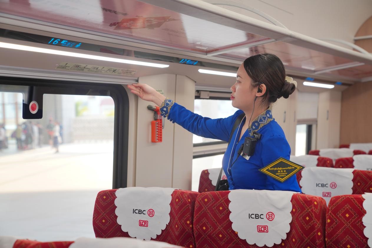 中老鐵路瀾滄號動車組列車長小麗正在進行車廂檢查。老中鐵路有限公司供圖