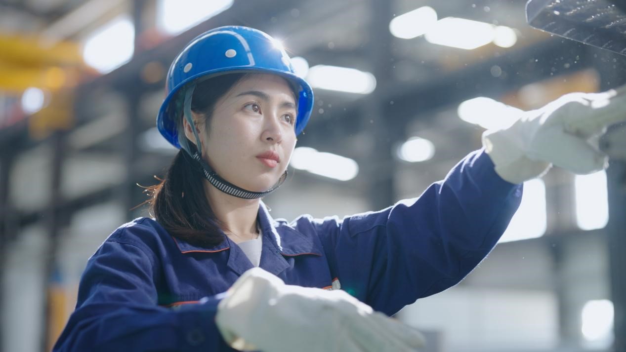老中鐵路有限公司萬象運營管理中心機輛車間希達在工作中。老中鐵路有限公司供圖