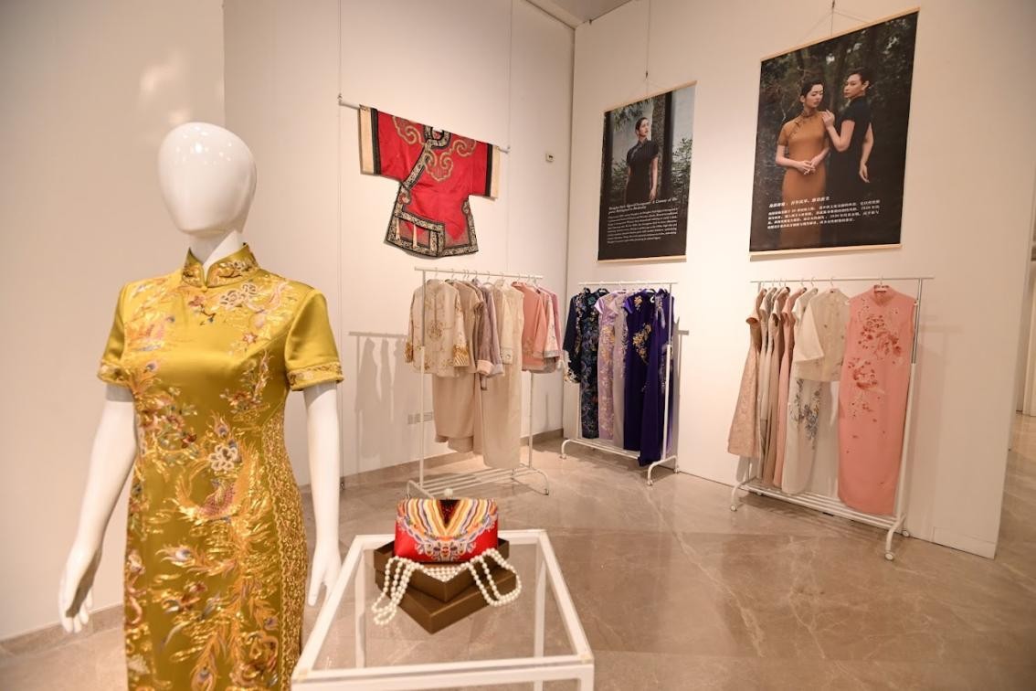 展覽現(xiàn)場(chǎng)展出各種款式的精美旗袍。新加坡中國(guó)文化中心供圖