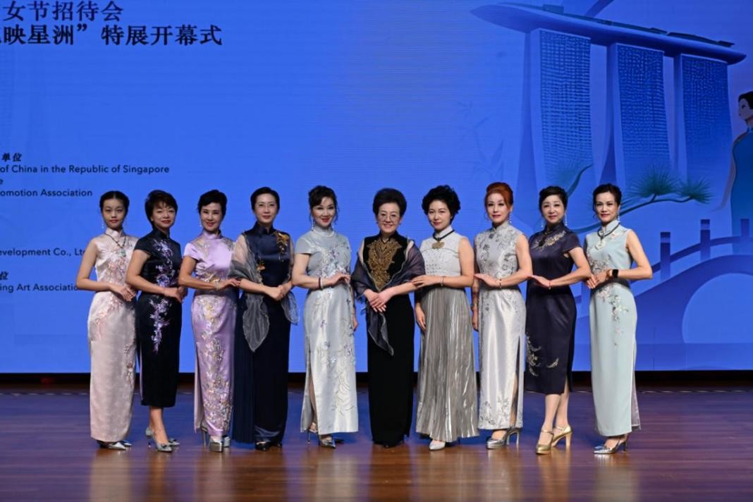 海派旗袍走秀展示著不同款式旗袍的獨(dú)特魅力。新加坡中國(guó)文化中心供圖