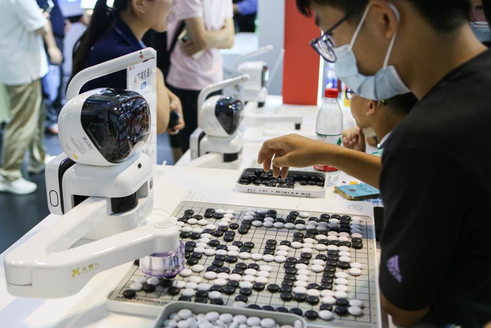 2023年7月7日，元蘿卜AI下棋機器人與觀眾對弈。2023年7月6日至8日，2023世界人工智能大會在上海舉行。新華社記者 辛夢晨 攝