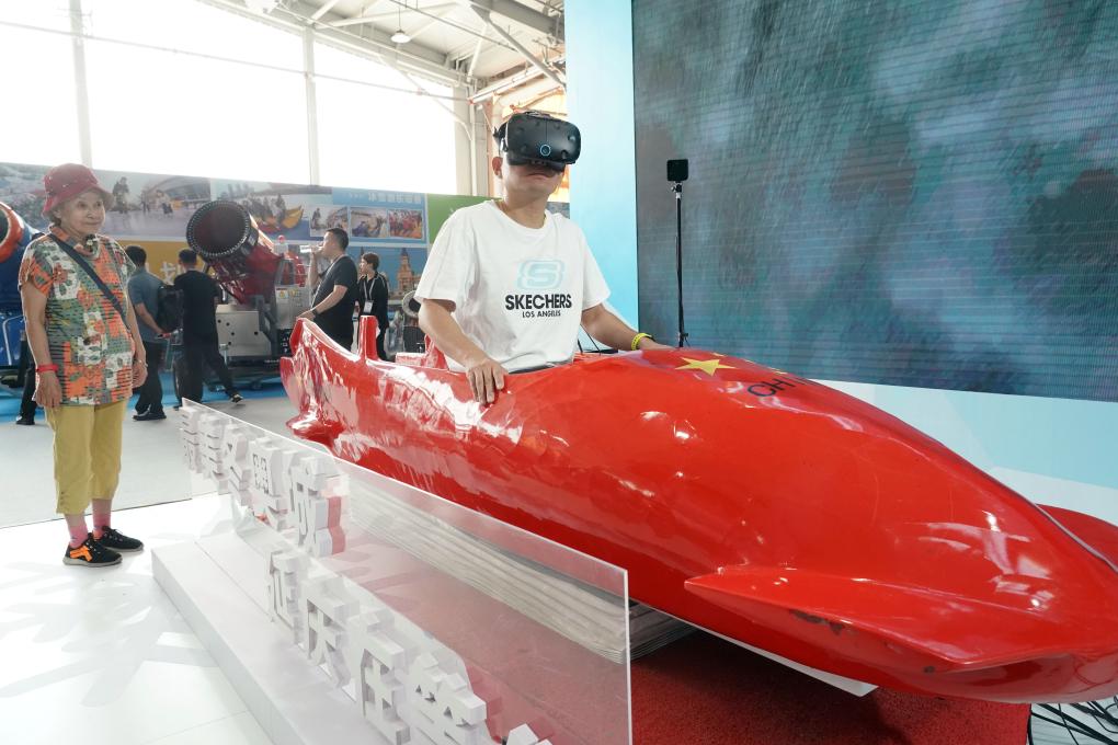2023年9月15日，觀眾在2023國際冬季運動（北京）博覽會現(xiàn)場通過VR設備體驗雪車。新華社記者 任超 攝