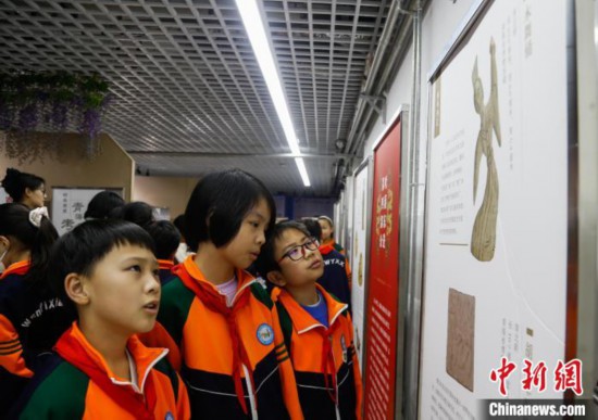 圖為學(xué)生參觀青海省博物館“1+3”主題流動(dòng)展覽，了解木舞俑。中新社記者 馬銘言 攝