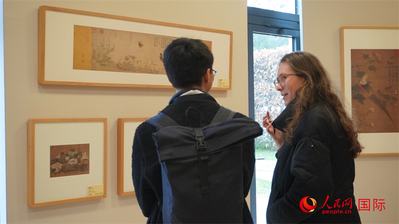 劍橋大學學者參觀宋畫特展。人民網(wǎng) 徐量攝