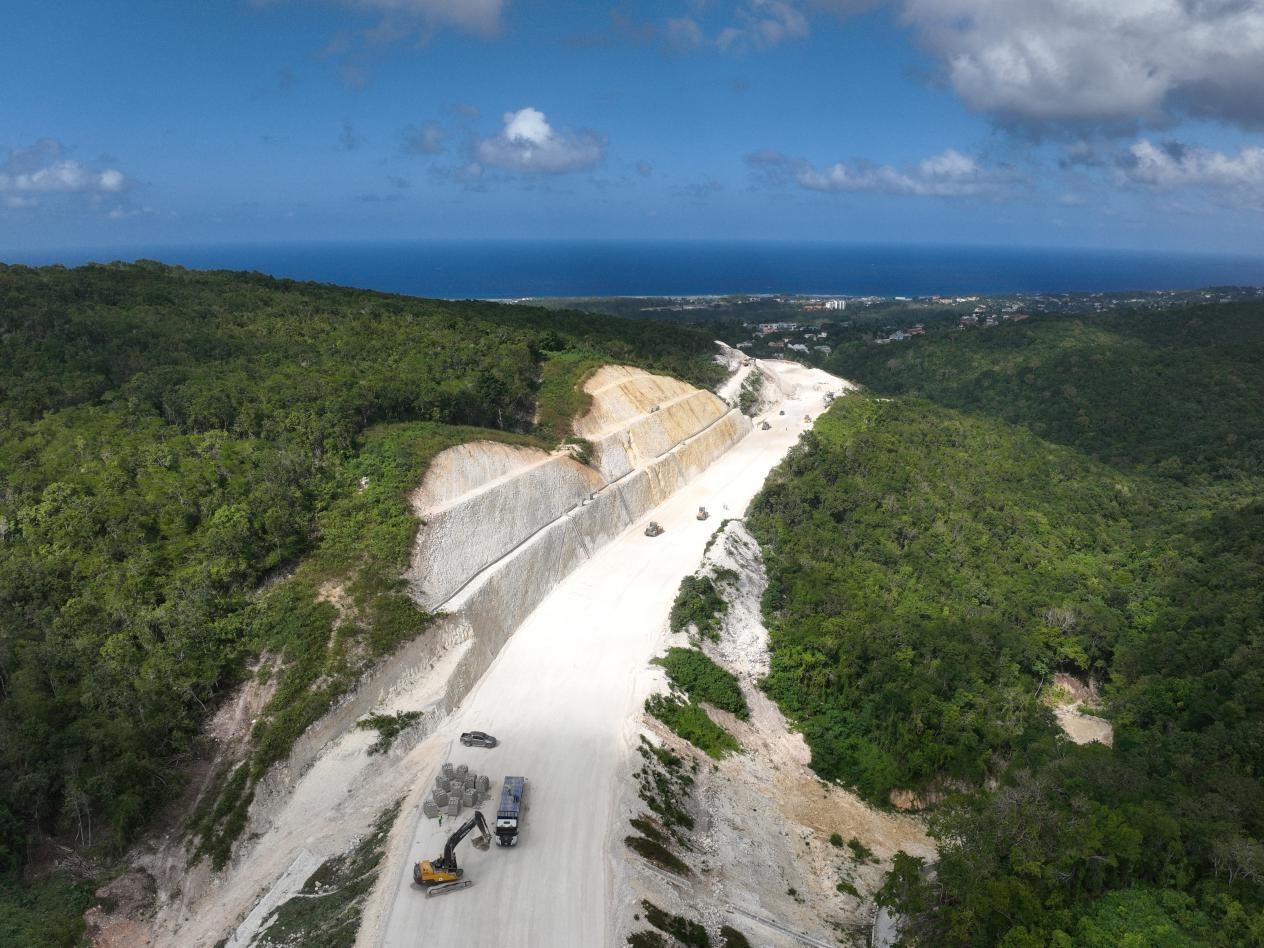圖為中企承建的牙買加蒙特哥貝繞城路項目基層試驗段正在進(jìn)行攤鋪和碾壓施工，相關(guān)施工工作已于近日順利完成。中國港灣美洲區(qū)域公司供圖