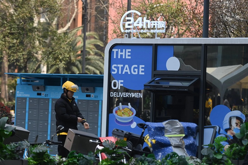 2024年3月15日，位于浙江杭州城西銀泰城廣場(chǎng)的“小哥驛站”正式啟用，網(wǎng)約車司機(jī)等新就業(yè)形態(tài)勞動(dòng)者可在此短暫休憩、補(bǔ)給。