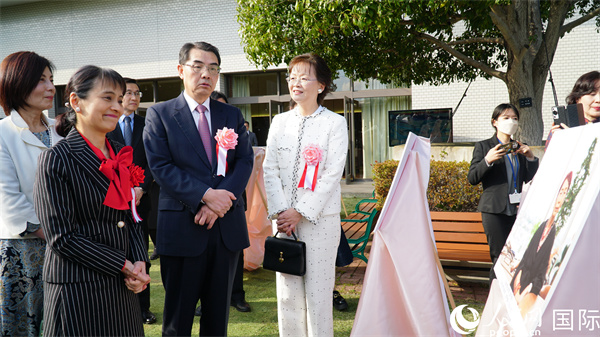 共同觀看女性成就圖片展。人民網(wǎng) 蔣曉辰攝