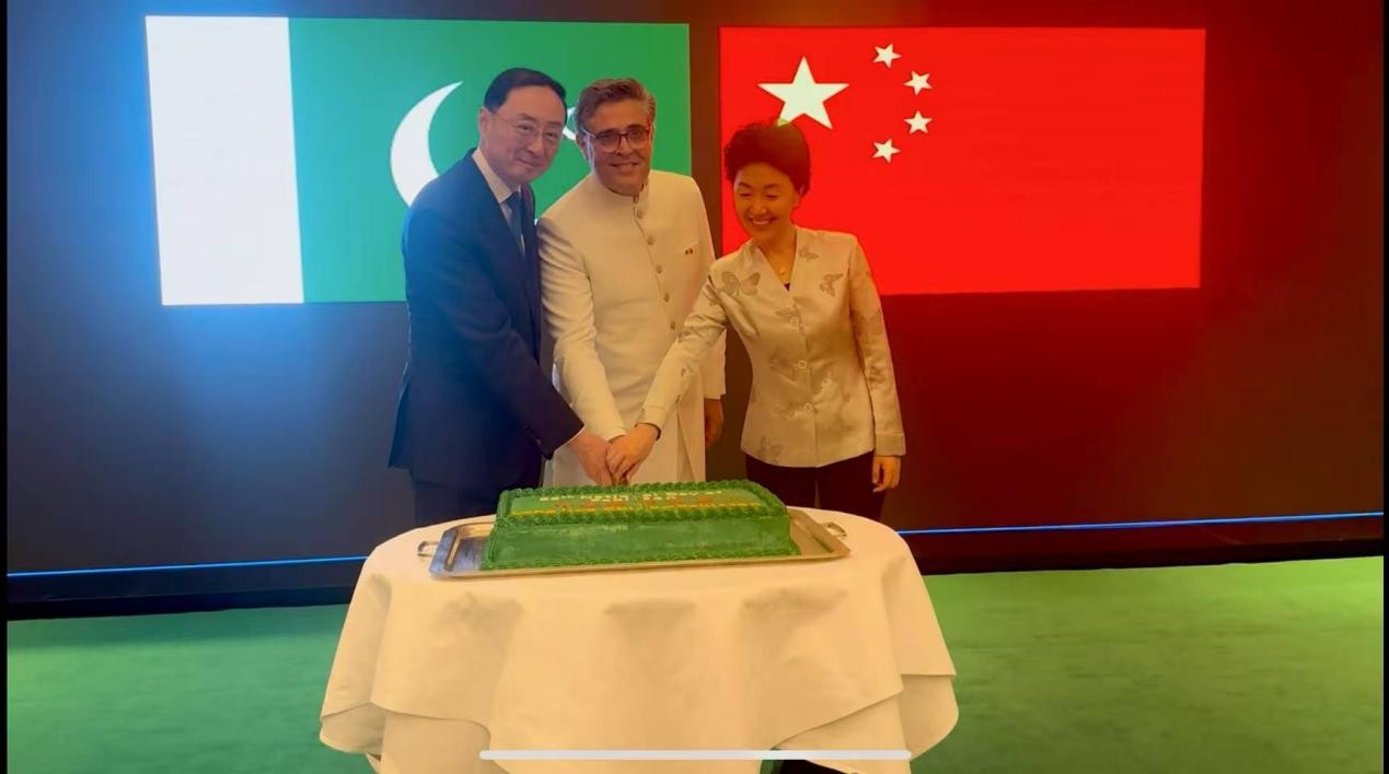 外交部副部長(zhǎng)孫衛(wèi)東（左）、巴基斯坦駐華大使卡里爾·哈什米（中）、中聯(lián)部副部長(zhǎng)孫海燕（右）共切蛋糕。巴基斯坦駐華大使館供圖