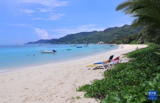 3月19日，游客在塞舌爾馬埃島海邊休閑。新華社記者 董江輝 攝