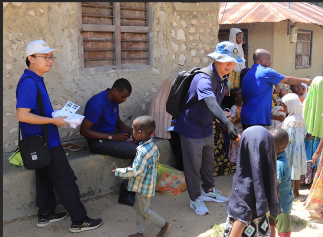 專家組向村民發(fā)放健康教育手冊(cè)和健康教育用品。專家組供圖