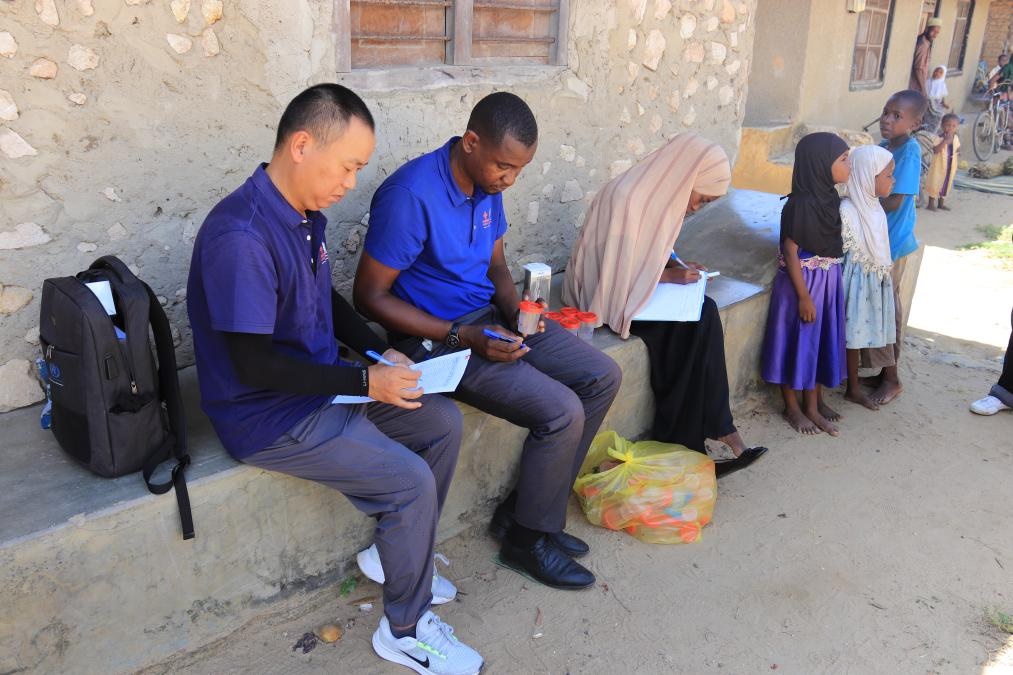 專家組指導(dǎo)非方疾控人員開(kāi)展疾病篩查工作。專家組供圖