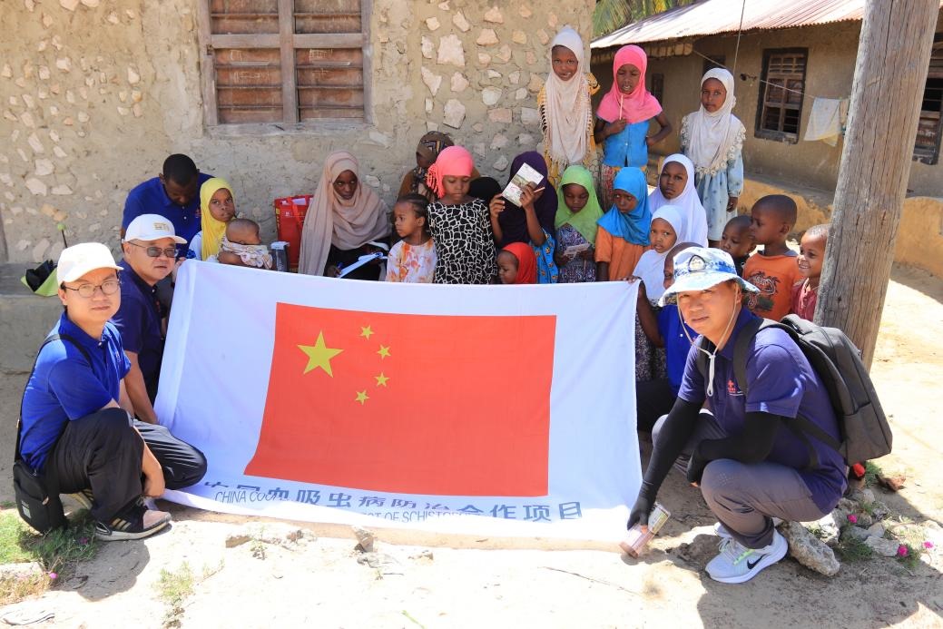 專家組與當(dāng)?shù)卮迕窈嫌?。專家組供圖