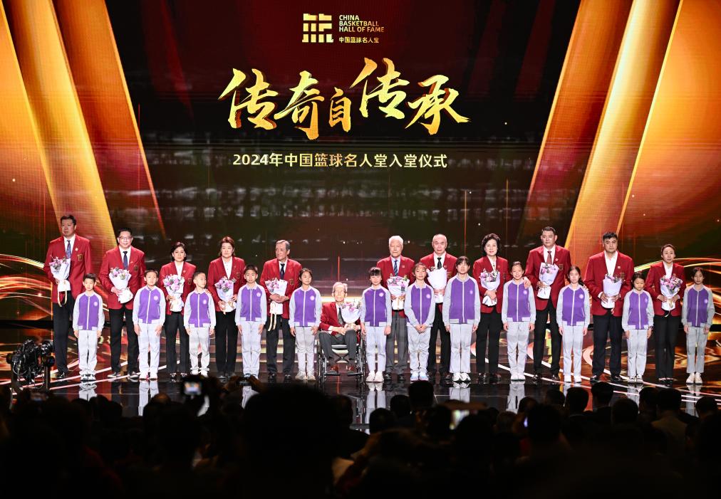 3月23日，在場的各屆中國籃球名人堂入堂人物在入堂儀式上合影留念。新華社記者 陳鐘昊 攝