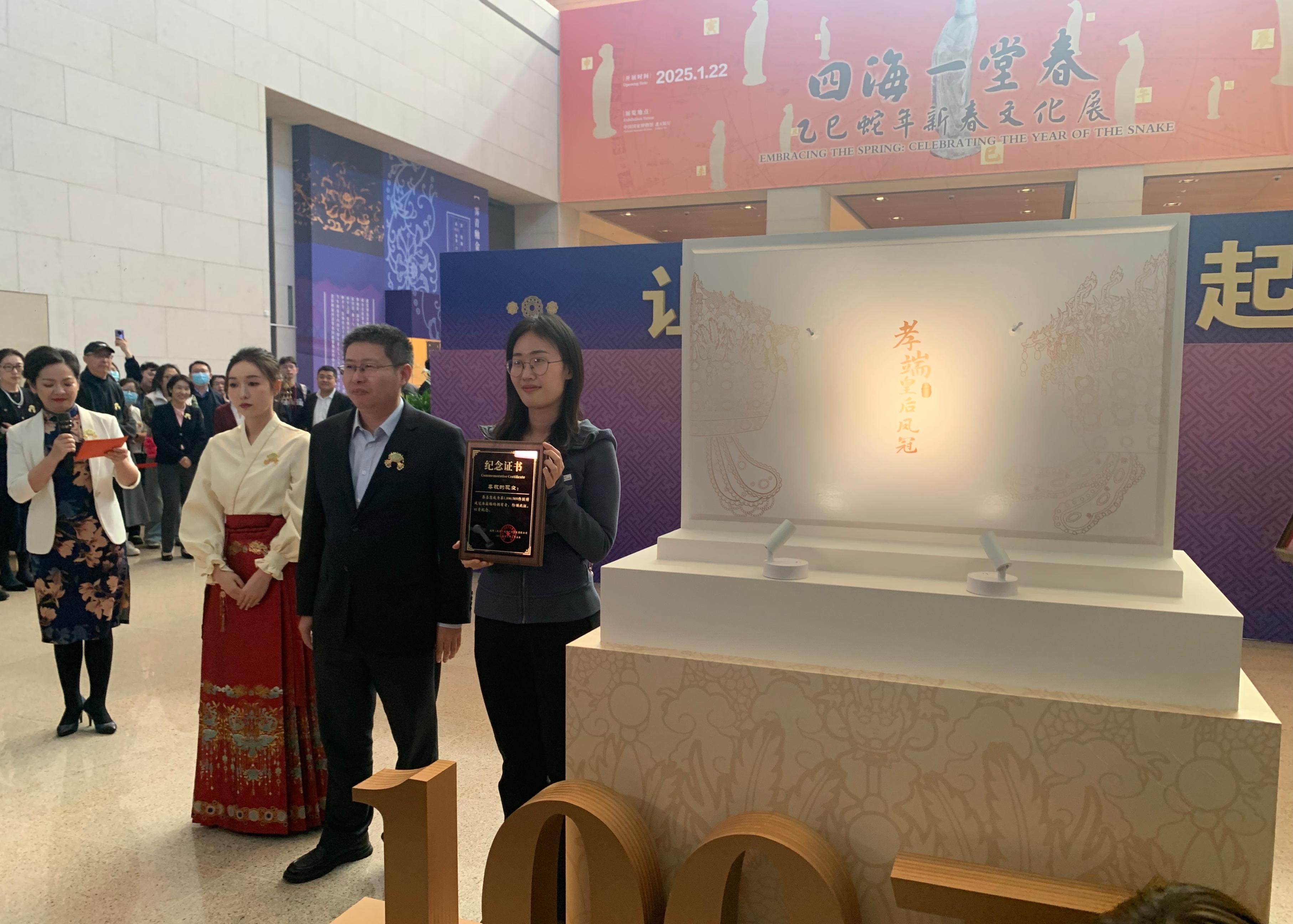 國博文創(chuàng)團隊精心準備了“紀念款鳳冠冰箱貼”和紀念證書贈送給第100萬件鳳冠冰箱貼的購買者。人民網(wǎng)記者 劉穎穎攝