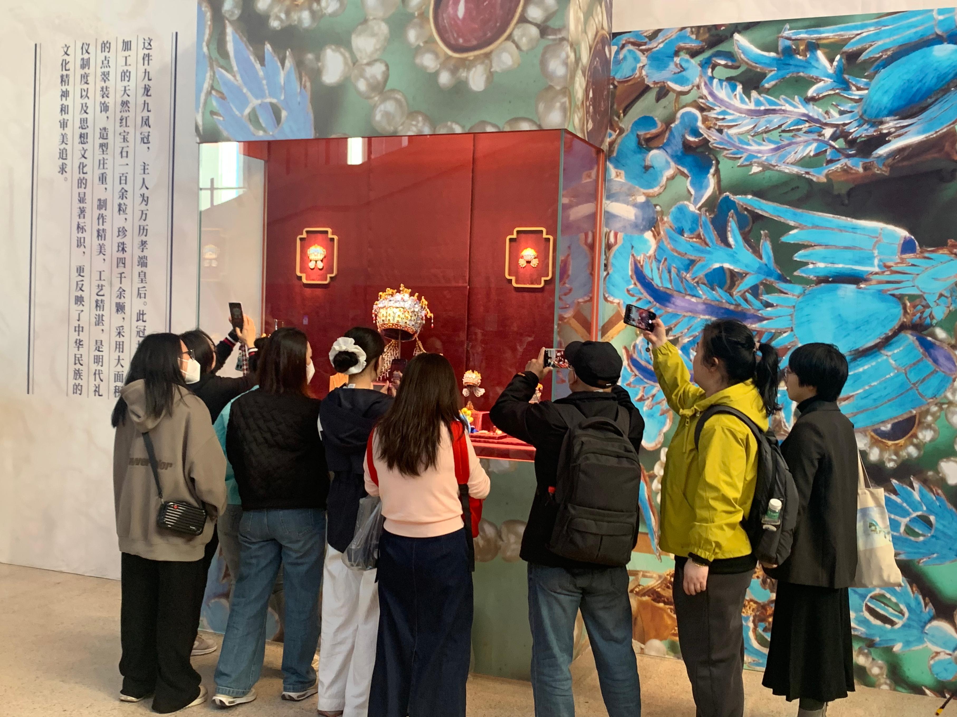觀眾參觀國博鳳冠系列文創(chuàng)產(chǎn)品。人民網(wǎng)記者 劉穎穎攝