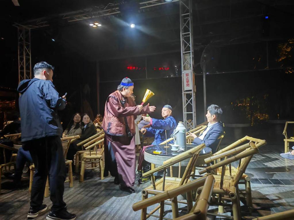 3月24日，《鶴鳴傳奇》在四川省成都市人民公園鶴鳴茶社演出。新華社記者 張海磊 攝